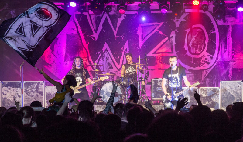 Die Band WIZO bei einem Auftritt auf der Bühne