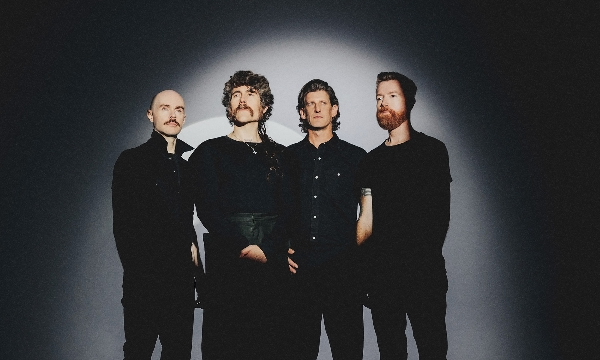 Die veir Musiker der amerikanischen Rockband AFI vor schwarzem Hintergrund.
