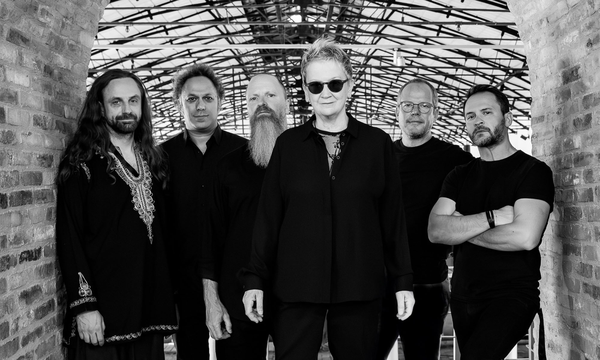 Die britische Sängerin Anne Clark mit ihrer Band