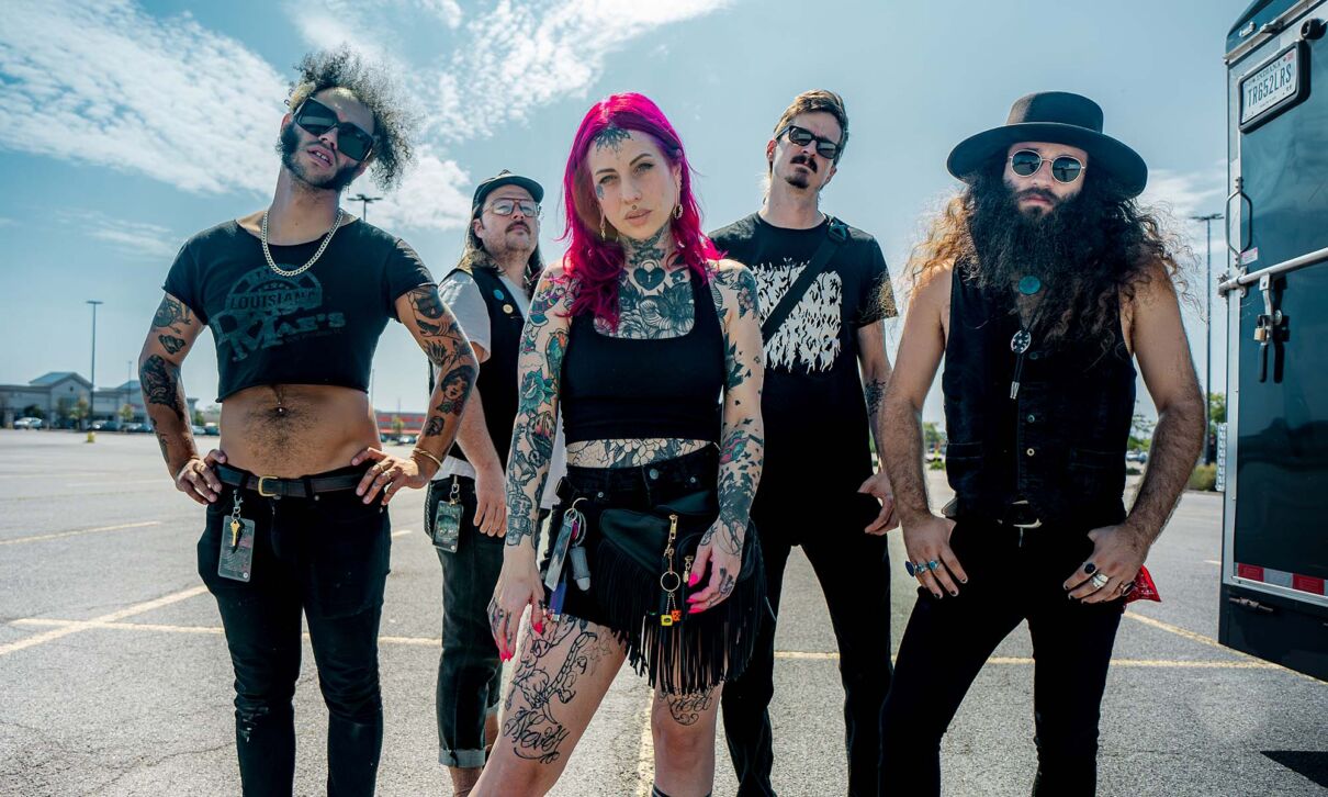 Die Mitglieder der Band Bridge City Sinners stehen auf einem Parkplatz