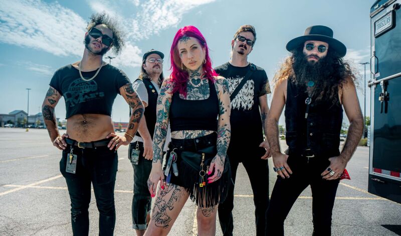 Die Mitglieder der Band Bridge City Sinners stehen auf einem Parkplatz