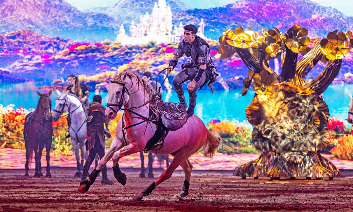 Szene aus der Show "Tor zur Anderswelt" von Cavalluna.