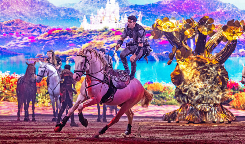 Szene aus der Show "Tor zur Anderswelt" von Cavalluna.