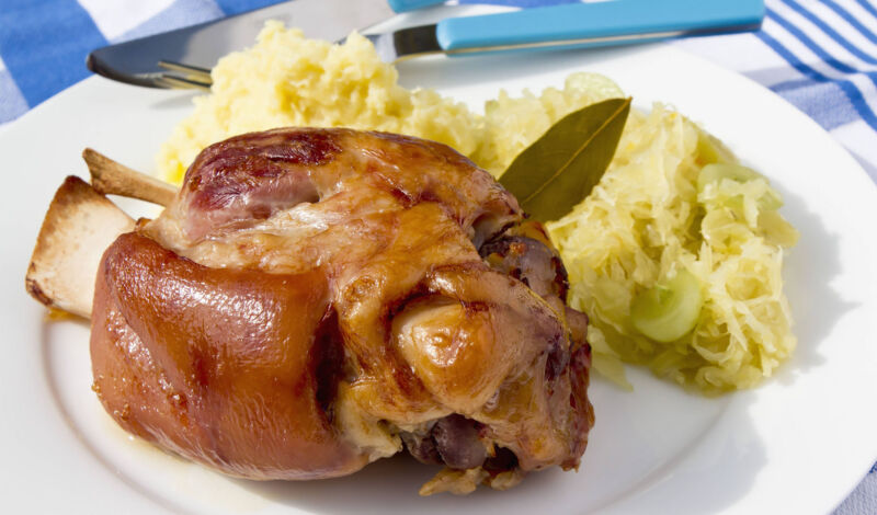 Eisbein, auf Kölsch Hämchen genannt, mit Sauerkraut und Kartoffelpüree