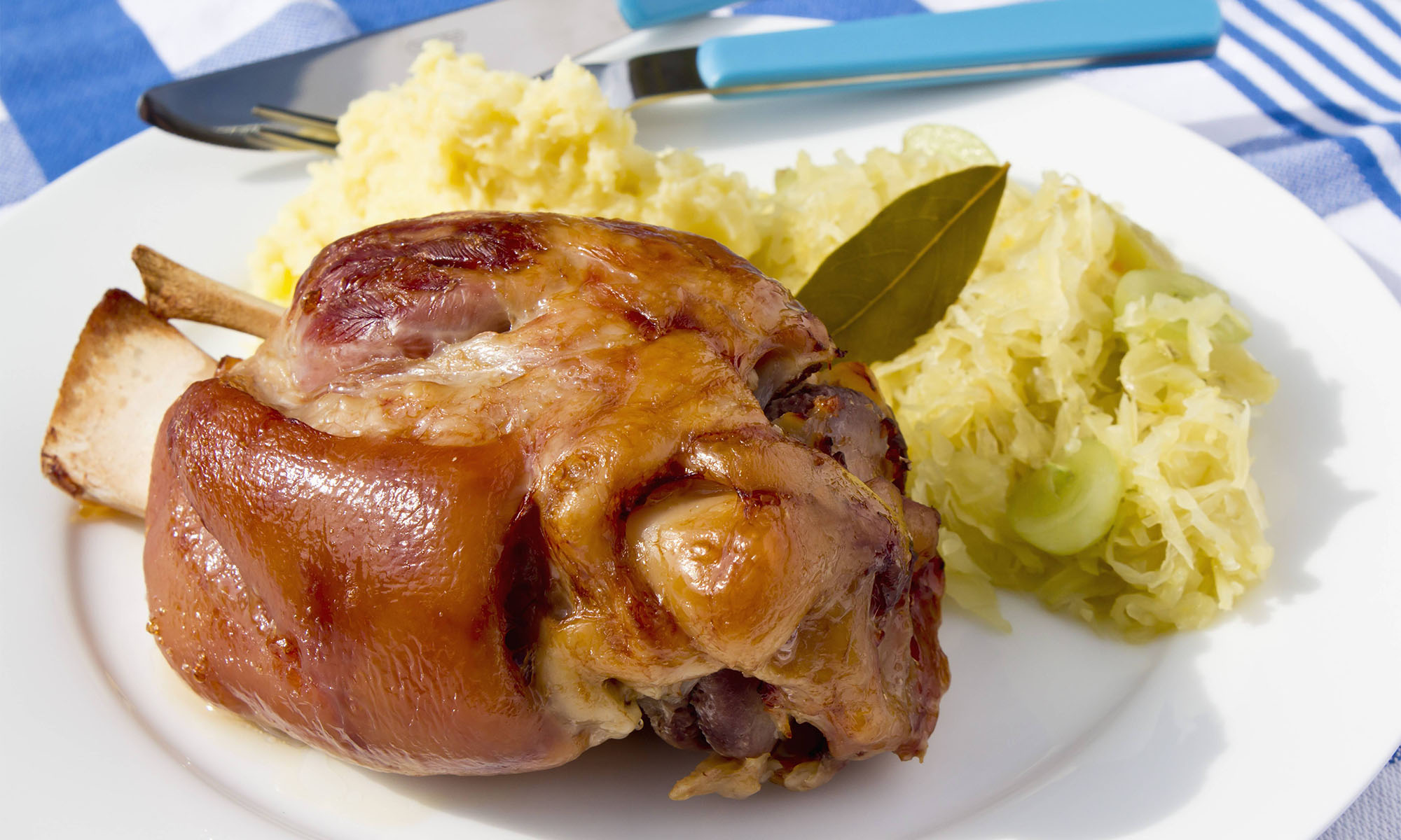 Eisbein, auf Kölsch Hämchen genannt, mit Sauerkraut und Kartoffelpüree