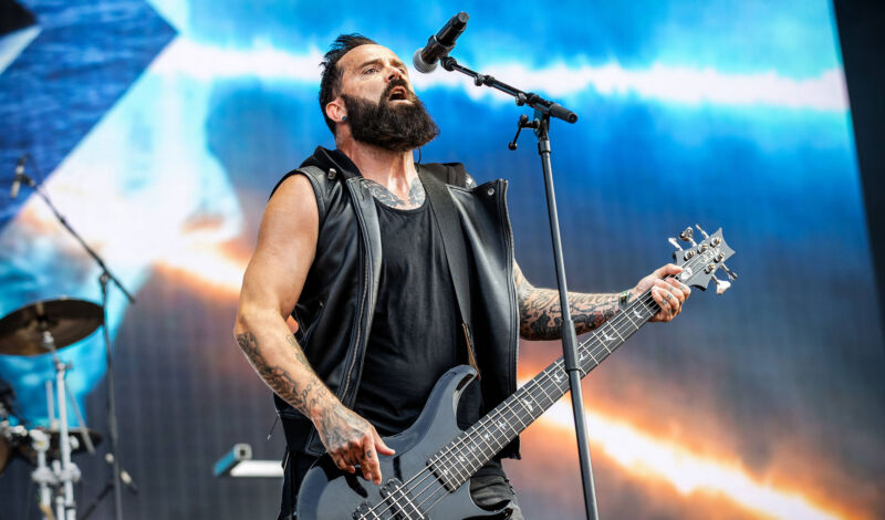 Sänger John Cooper von der Band Skillet bei einem Auftritt auf der Bühne