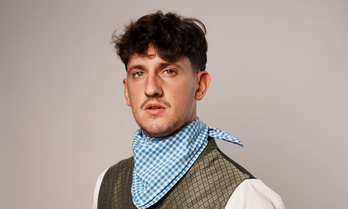 Der Musiker Tream mit blauem Halstuch im Porträt.