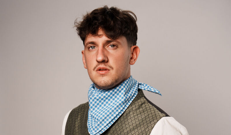 Der Musiker Tream mit blauem Halstuch im Porträt.