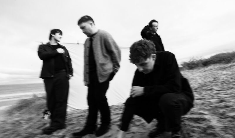 Schwarzweißfoto der schottischen Rockband The Snuts