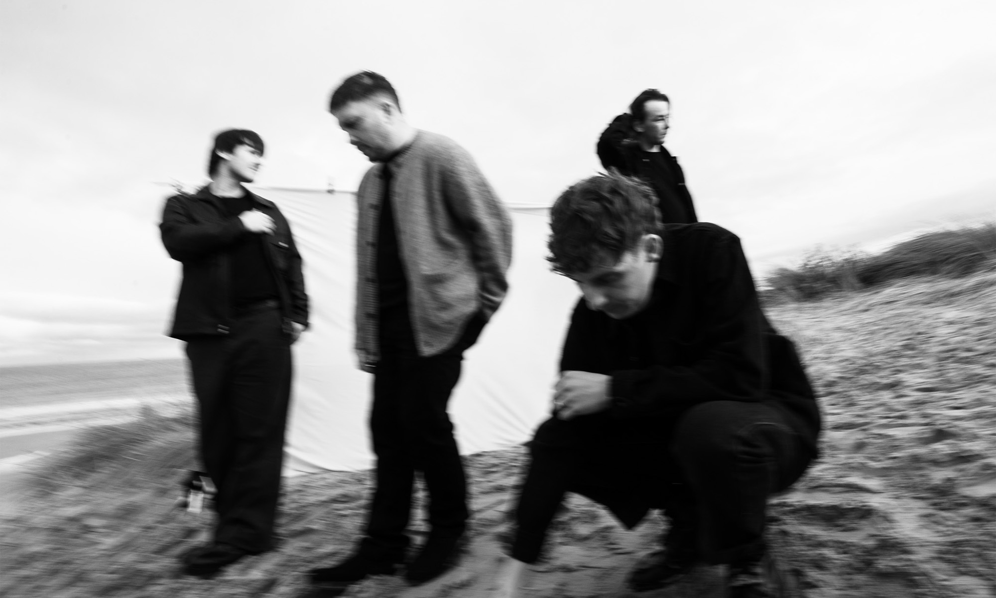 Schwarzweißfoto der schottischen Rockband The Snuts