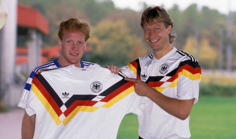 Matthias Sammer und Guido Buchwald stellen 1990 das Trikot der Deutschen Fußballnationalmnnschaft vor.