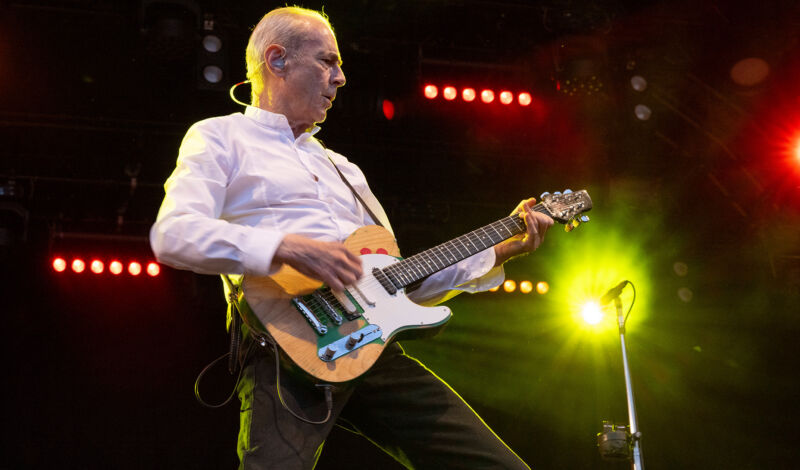 Sänger und Gitarrist Francis Rossi bei einem Auftritt auf der Bühne