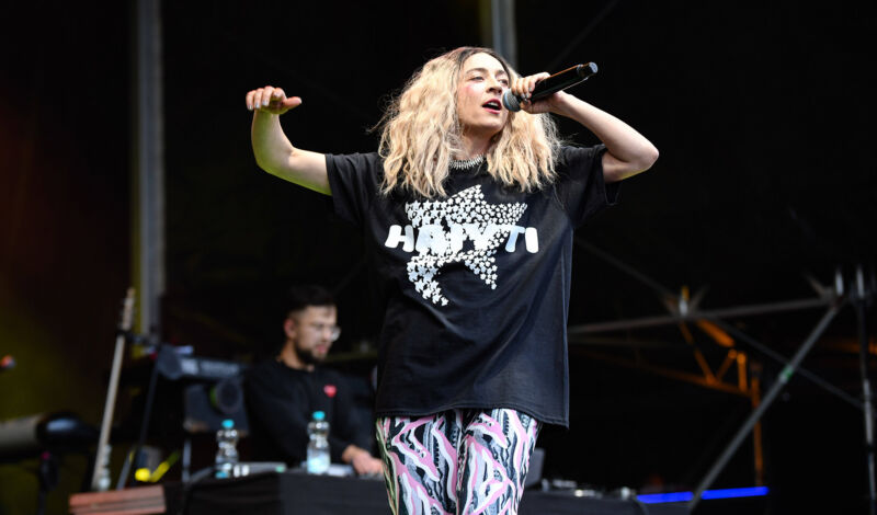 Rapperin Haiyti bei einem Auftritt auf der Bühne