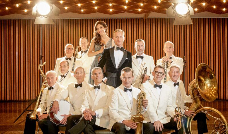 Max Raabe und das Palastorchester in einer Konzerthalle