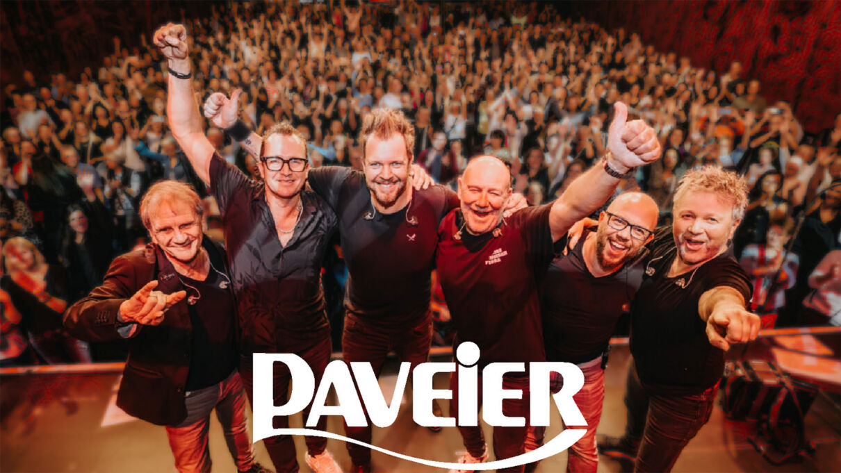 Die Kölner Band Paveier auf der Bühne mit Publikum in Hintergrund