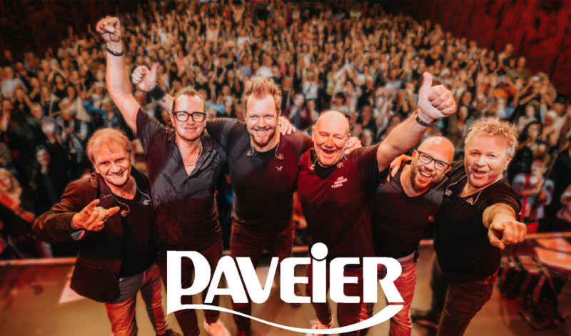 Die Kölner Band Paveier auf der Bühne mit Publikum in Hintergrund