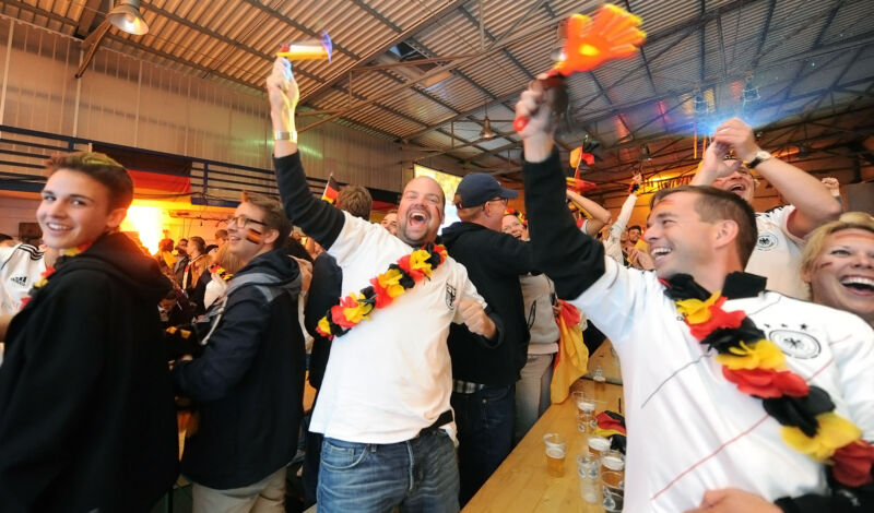 Fußballfans beim Public Viewing in einer Kneipe