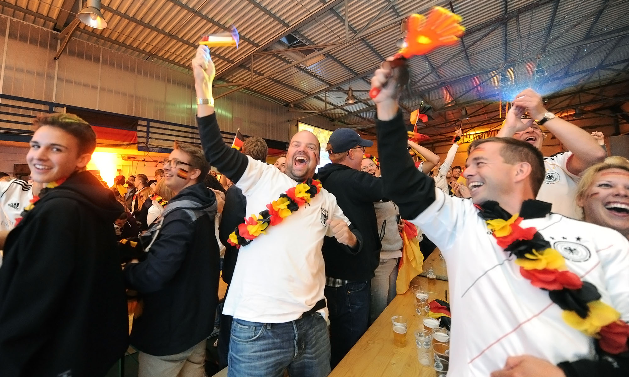Fußballfans beim Public Viewing in einer Kneipe