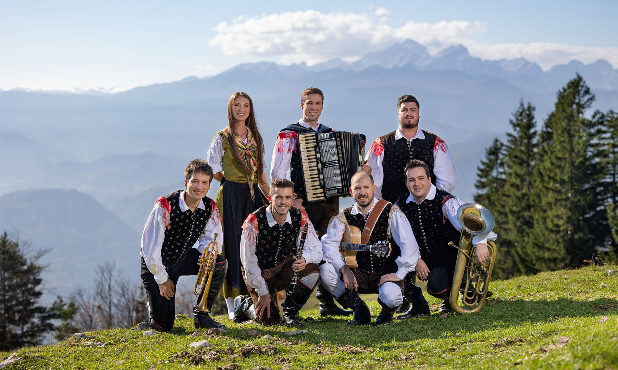 Die Blasmusik- und Volksmusikkapelle Saśo Avsenik & seine Oberkrainer vor einer Bergkulisse