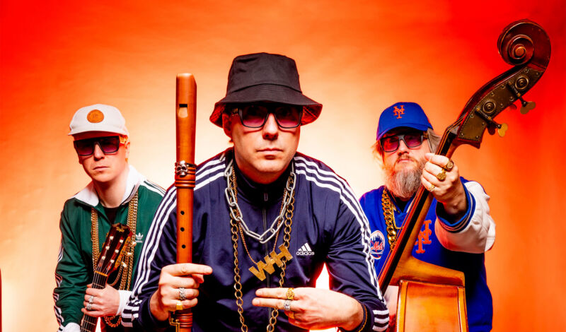 Das Trio Wildes Holz, dass Musik klassischer Komponisten mit Blockflöte, Bass und Gitarre interpretiert