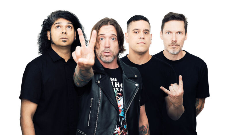 Die vier Musiker der kanadischen Rockband Billy Talent vor einer weißen Wand.