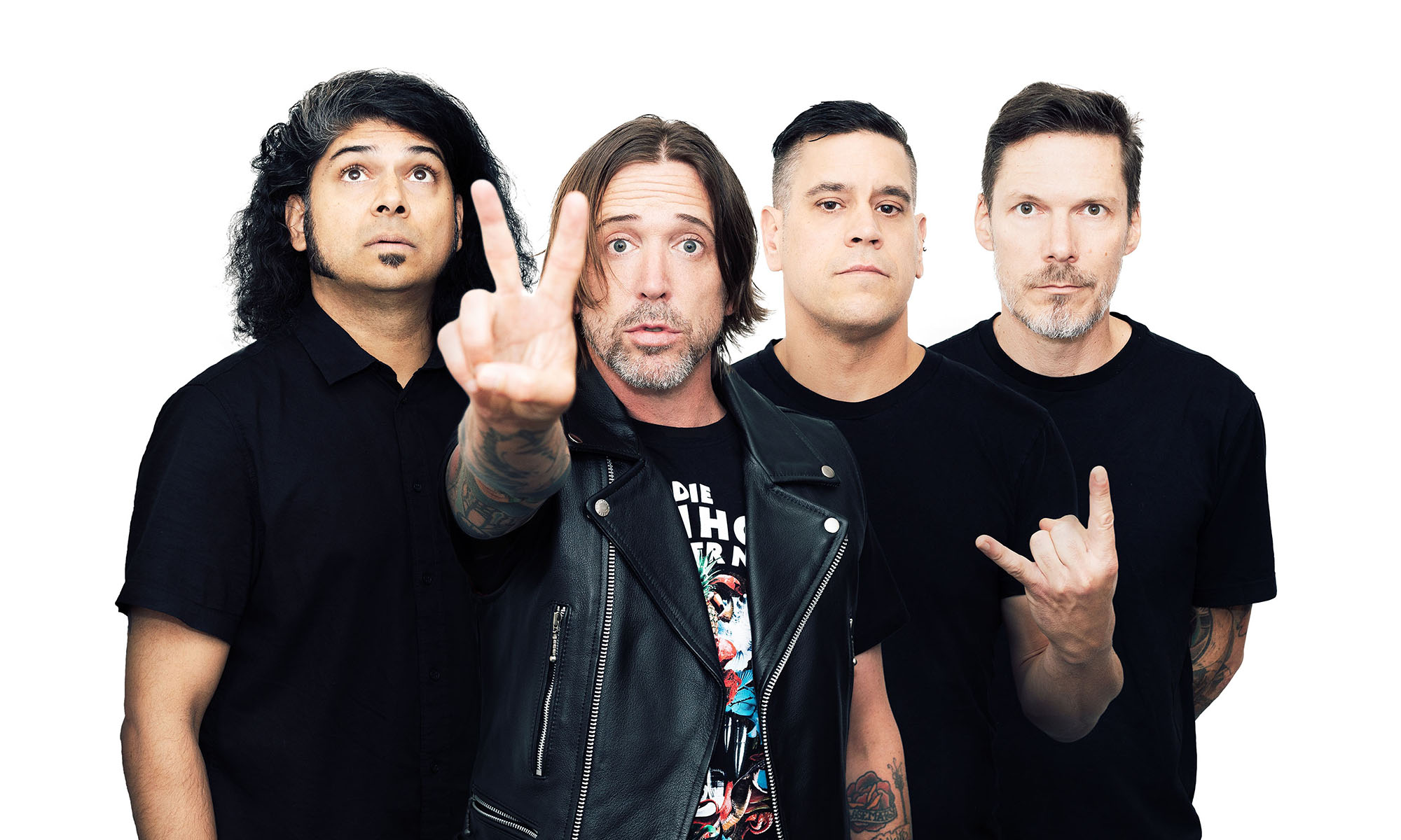 Die vier Musiker der kanadischen Rockband Billy Talent vor einer weißen Wand.