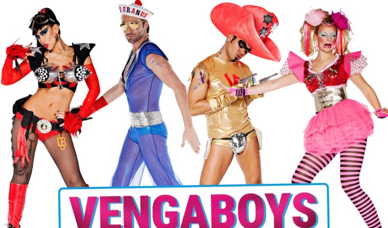 Die Mitglieder ser niederländischen Popgruppe Vengaboys in bunt-skurrilen Kostümen.