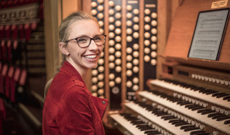 Die britische Organistin Anna Lapwood vor ihrem Instrumend