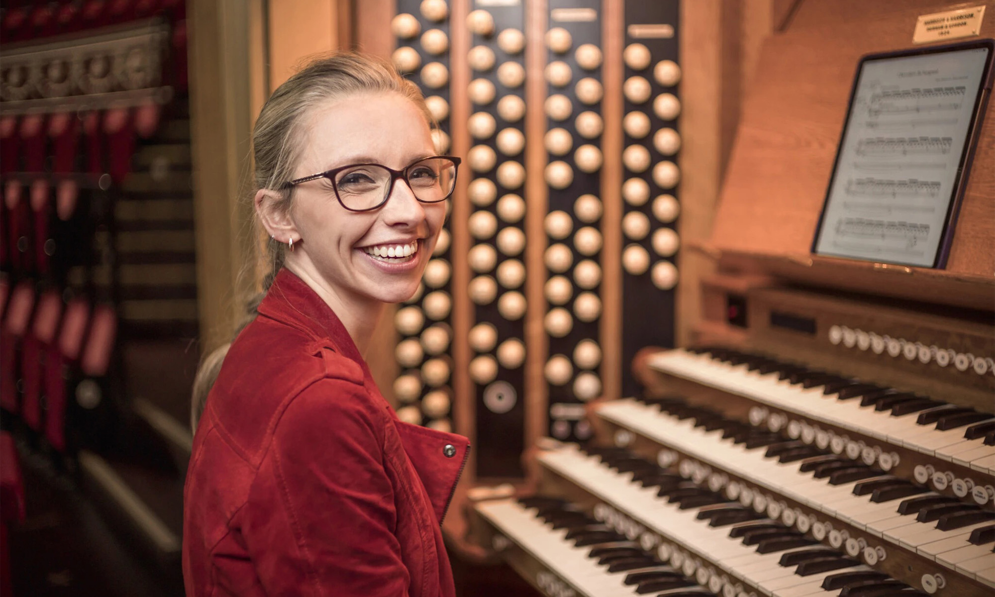 Die britische Organistin Anna Lapwood vor ihrem Instrumend