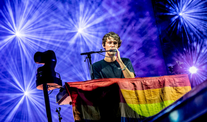 Sänger Henning May von der Band AnnenMayKantereit während eines konzertes.
