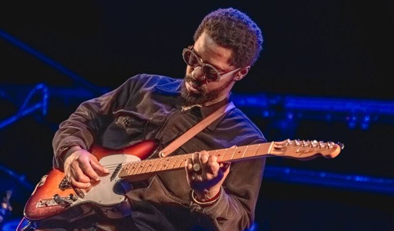 Der Musiker Curtis Harding bei einem Auftritt auf der Bühne