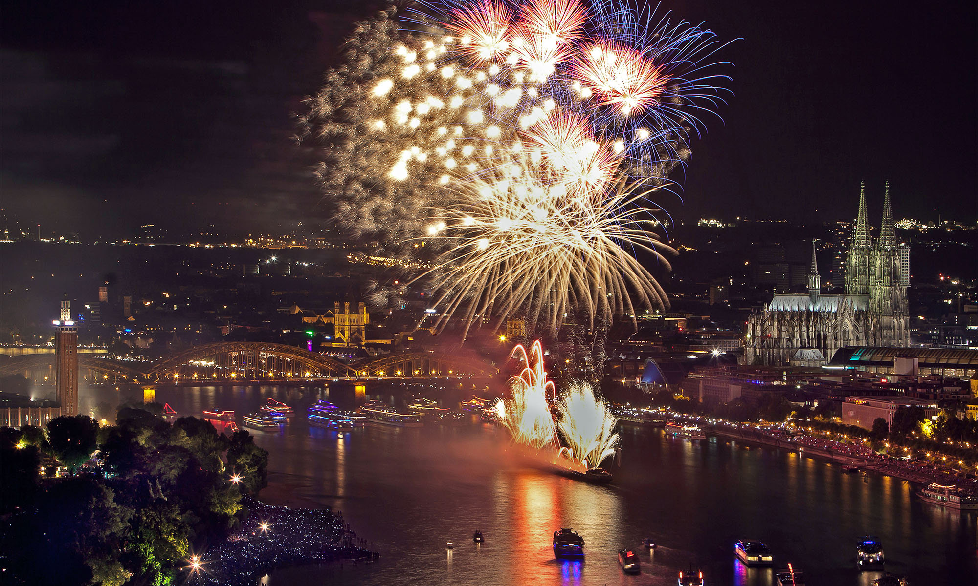 Feuerwerk über dem Rhein während der kölner Lichter