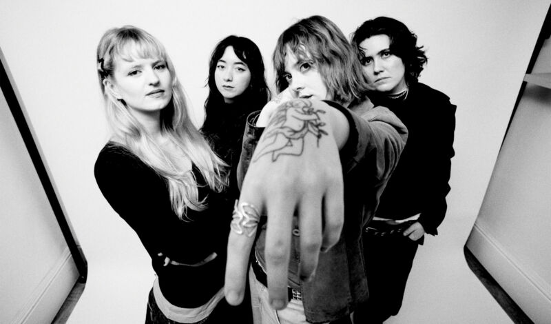 Die vier Musikerinnen der britischen Indie-Rocband Lime Garden.