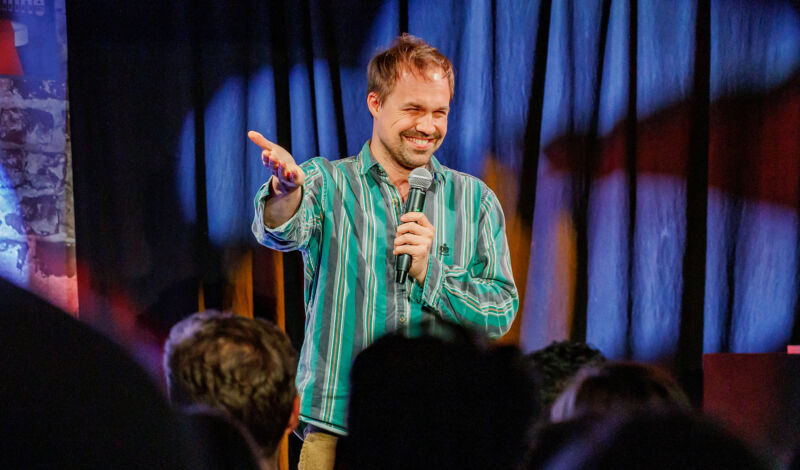 Comedian Lukas Wandke bei einem Auftritt auf der Bühne