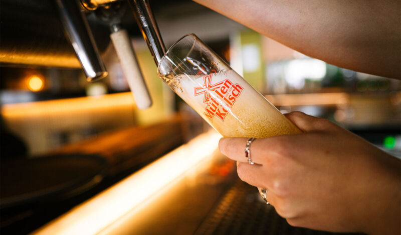 Aus einem Zapfhahn läuft Mühlen-Kölsch in ein Glas