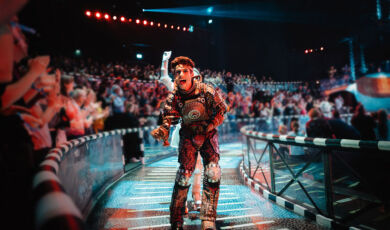 Starlight Express: Darsteller Rusty fährt auf Bahn durch das Publikum