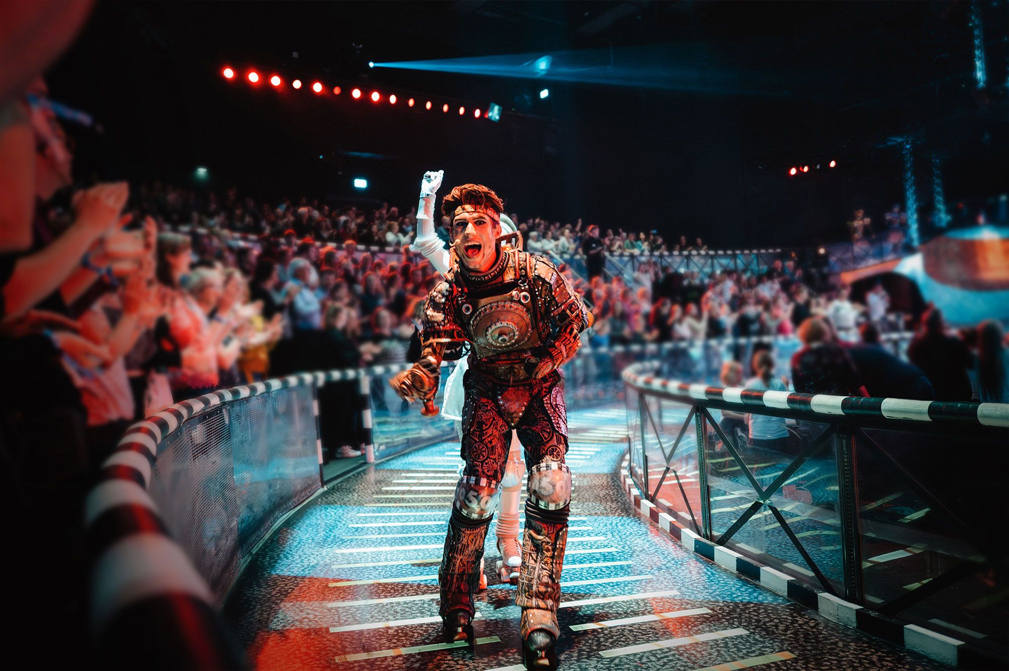 Starlight Express: Darsteller Rusty fährt auf Bahn durch das Publikum