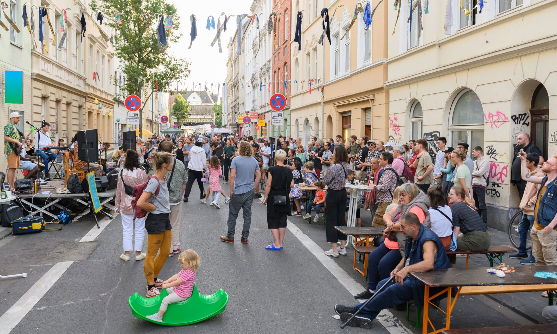 Menschen feiern ein Straßenfest in der Trimbornstraße in Köln-Kalk