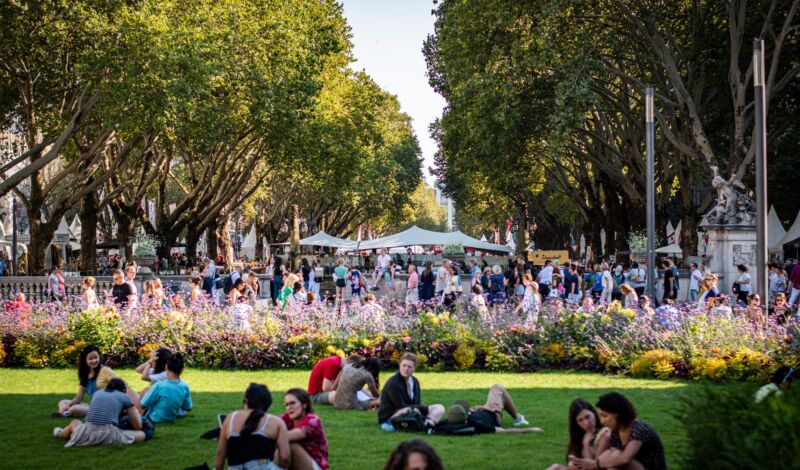 Menschen beim Gourmet Festival auf der KÖ