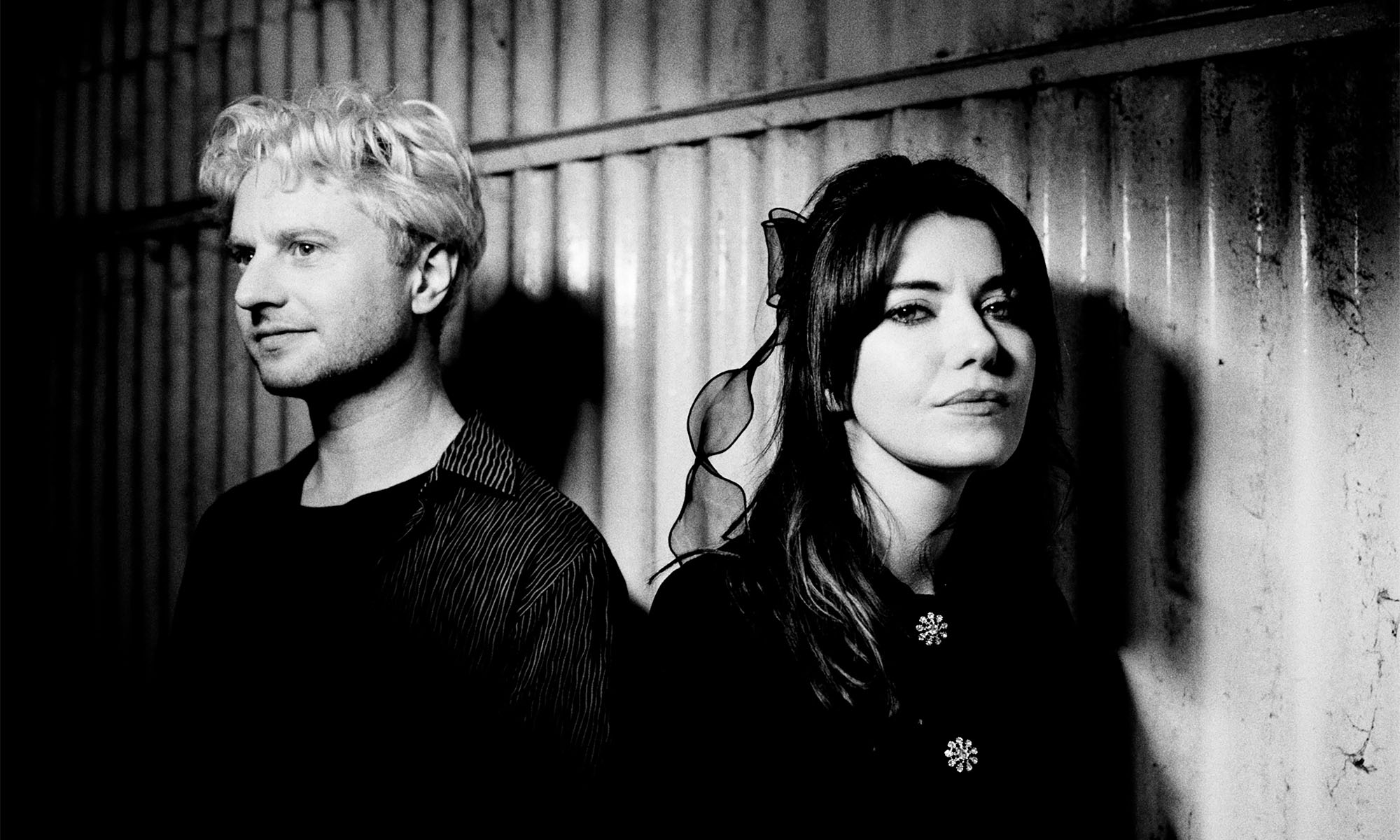 Schwarzweissfoto des britischen Alternative-Rock-Duos Blood Red Shoes