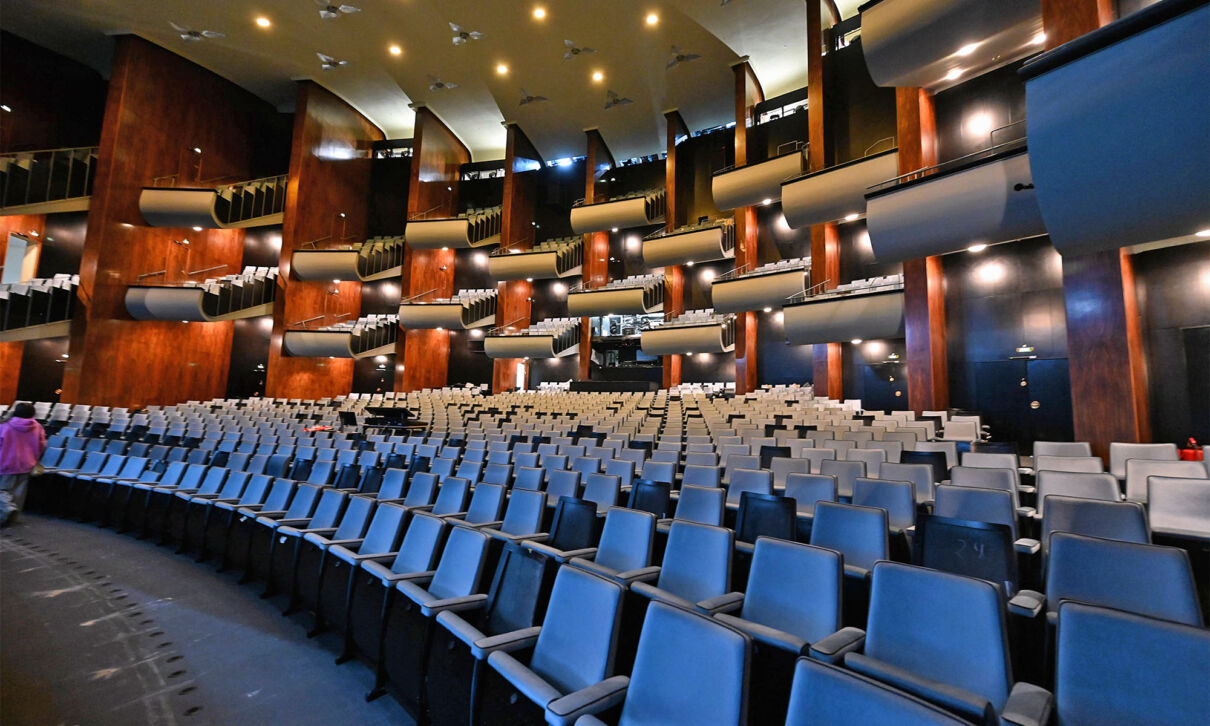 Sitzreihen und Balkone im Inneraum der Oper Köln
