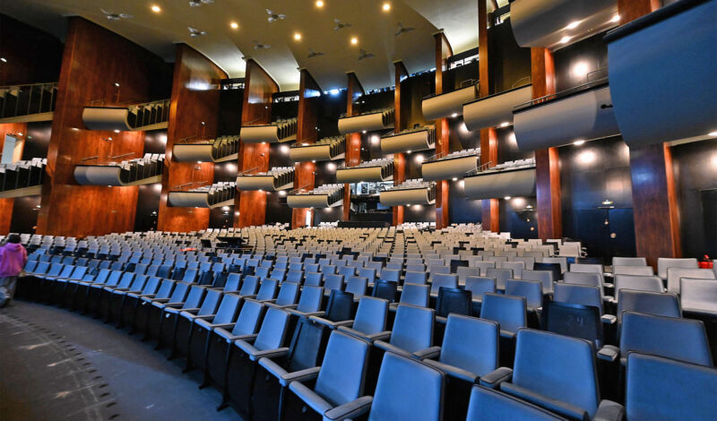Sitzreihen und Balkone im Inneraum der Oper Köln
