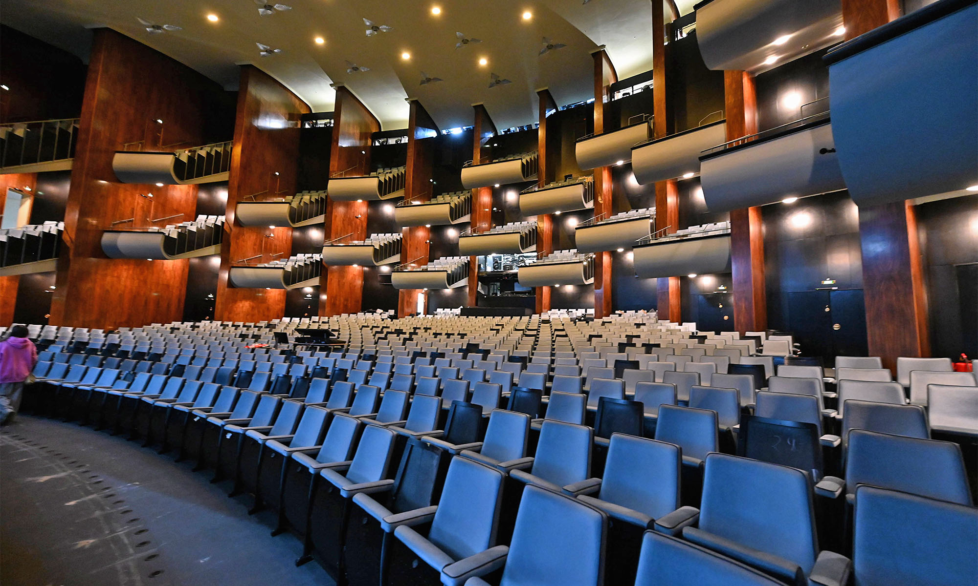 Sitzreihen und Balkone im Inneraum der Oper Köln
