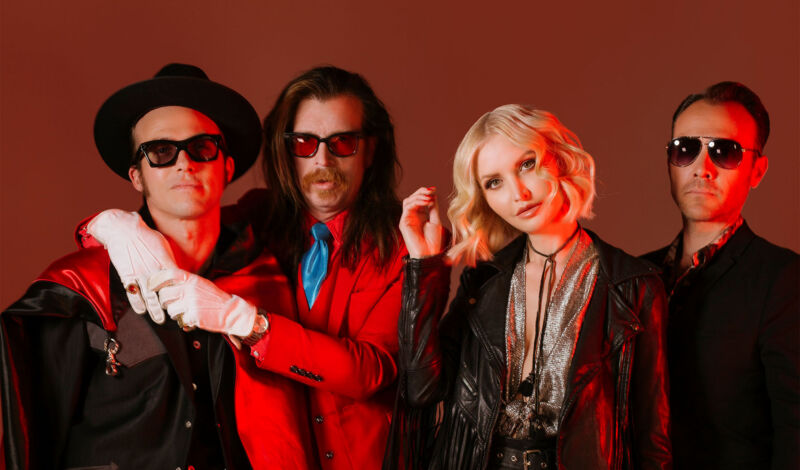 Die veir Musiker der US-Rockband Eagles of Death Metal