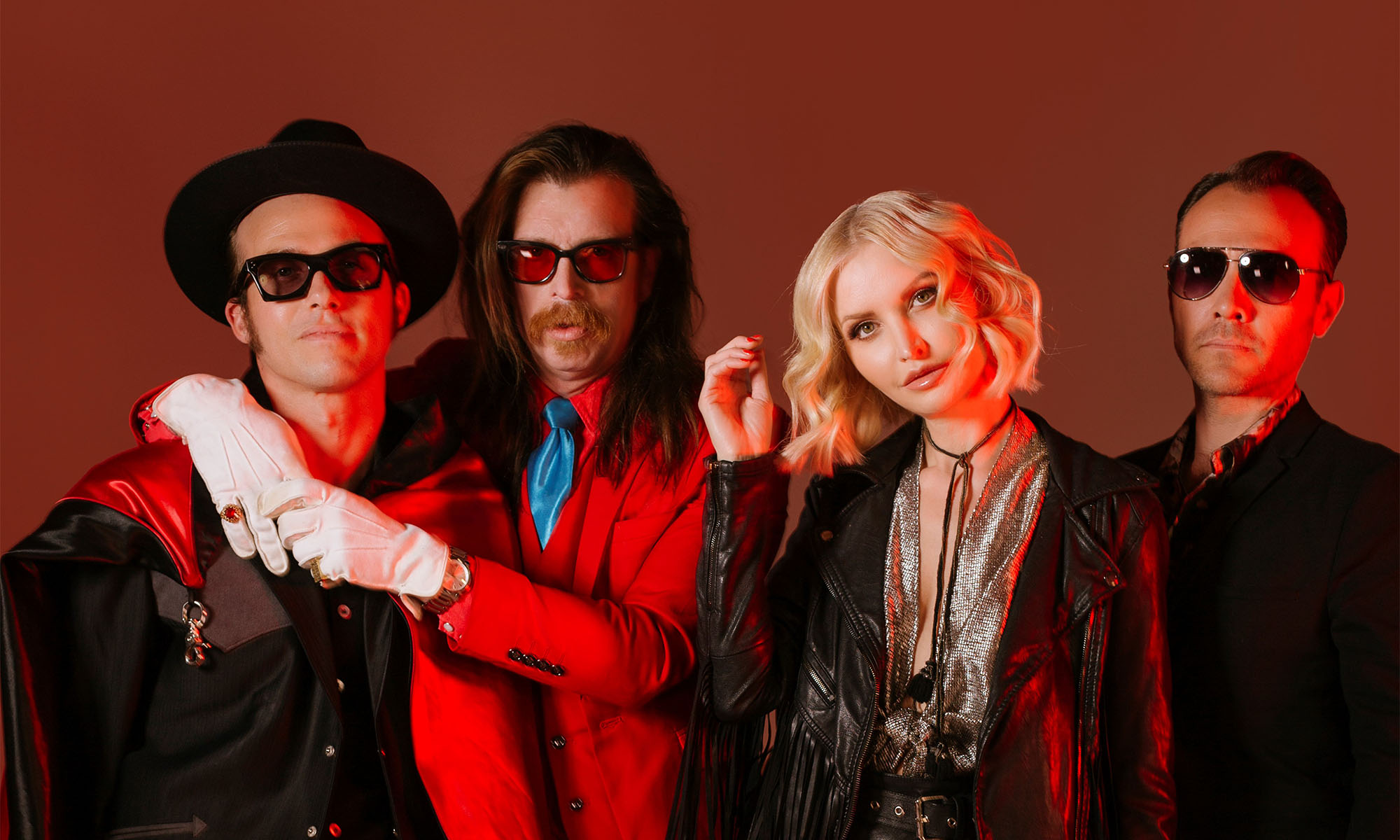Die veir Musiker der US-Rockband Eagles of Death Metal