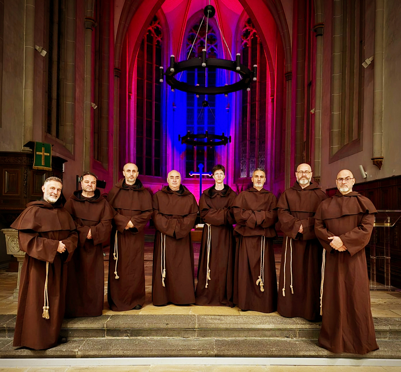 Mönche in der Kirche