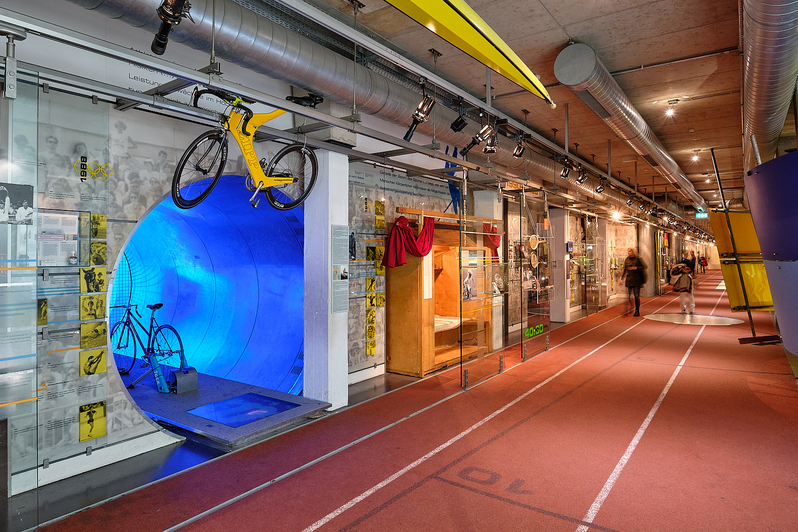 Das Foto zeigt einen Gang mit Ausstellungstücken im Deutschen Sport & Olympia Museum.