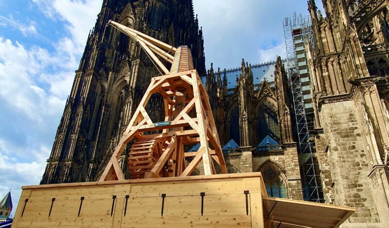 Das Foto zeigt den hölzernen Nachbau eines historischen Dom-Krans zum Bau des Kölner Doms.
