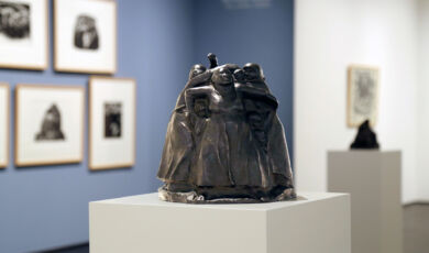 Das Foto zeigt eine kleine Skulptur mit drei Frauen im Kollwitz-Museum,