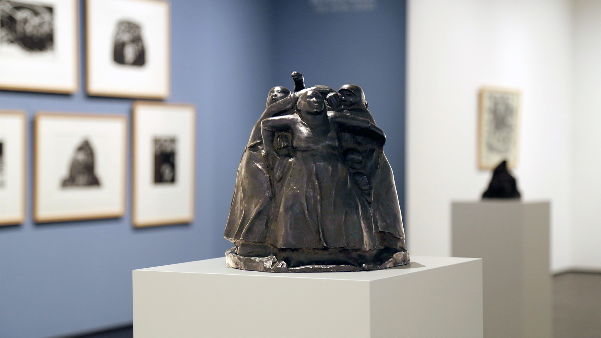 Das Foto zeigt eine kleine Skulptur mit drei Frauen im Kollwitz-Museum,